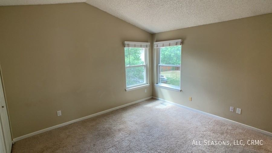 210 Wallace St - Photo 5 of 15