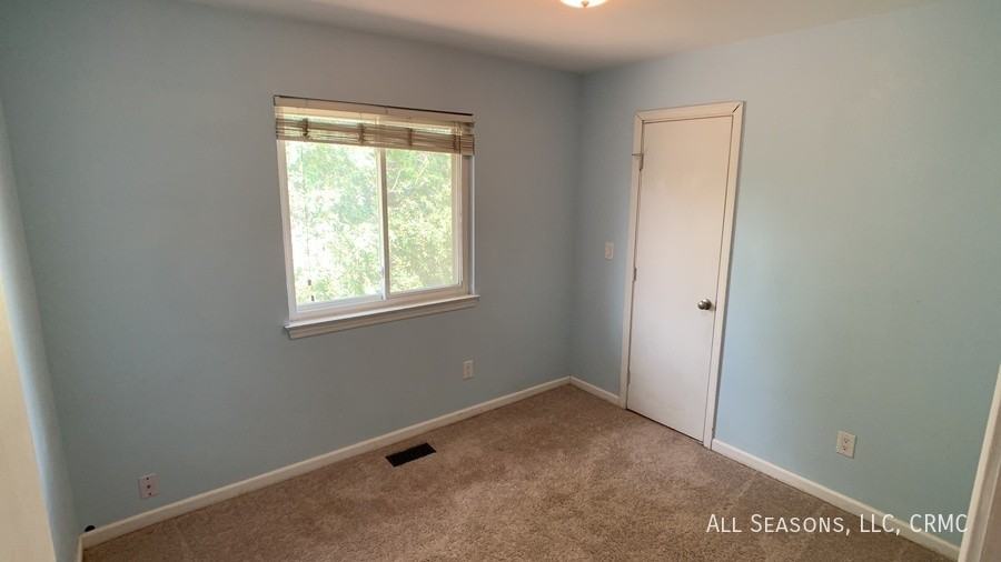 210 Wallace St - Photo 7 of 15