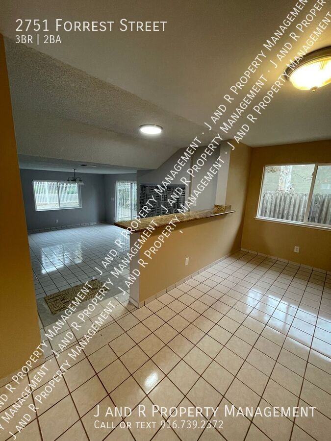 2751 Forrest St - Photo 3 of 16