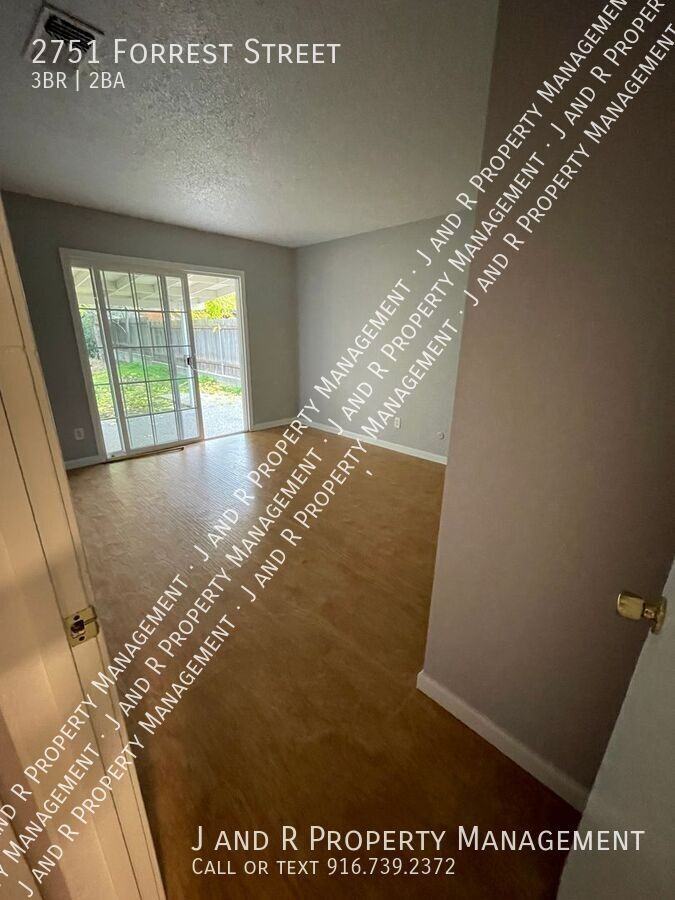 2751 Forrest St - Photo 7 of 16