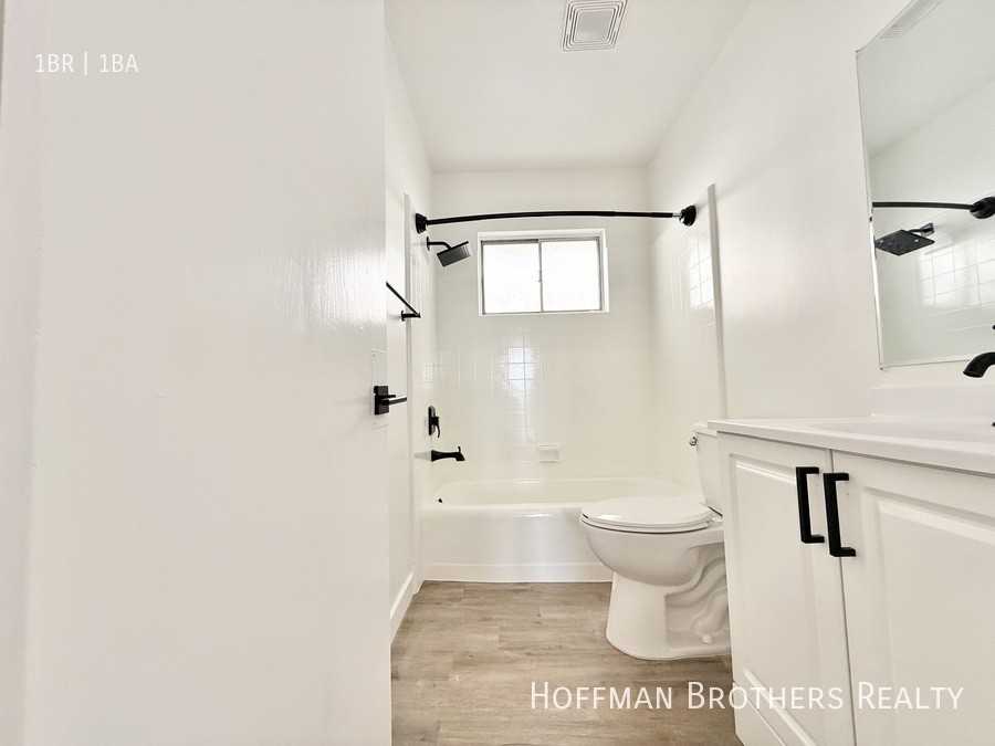 1202 N Wexham Way #4 - Photo 5 of 6