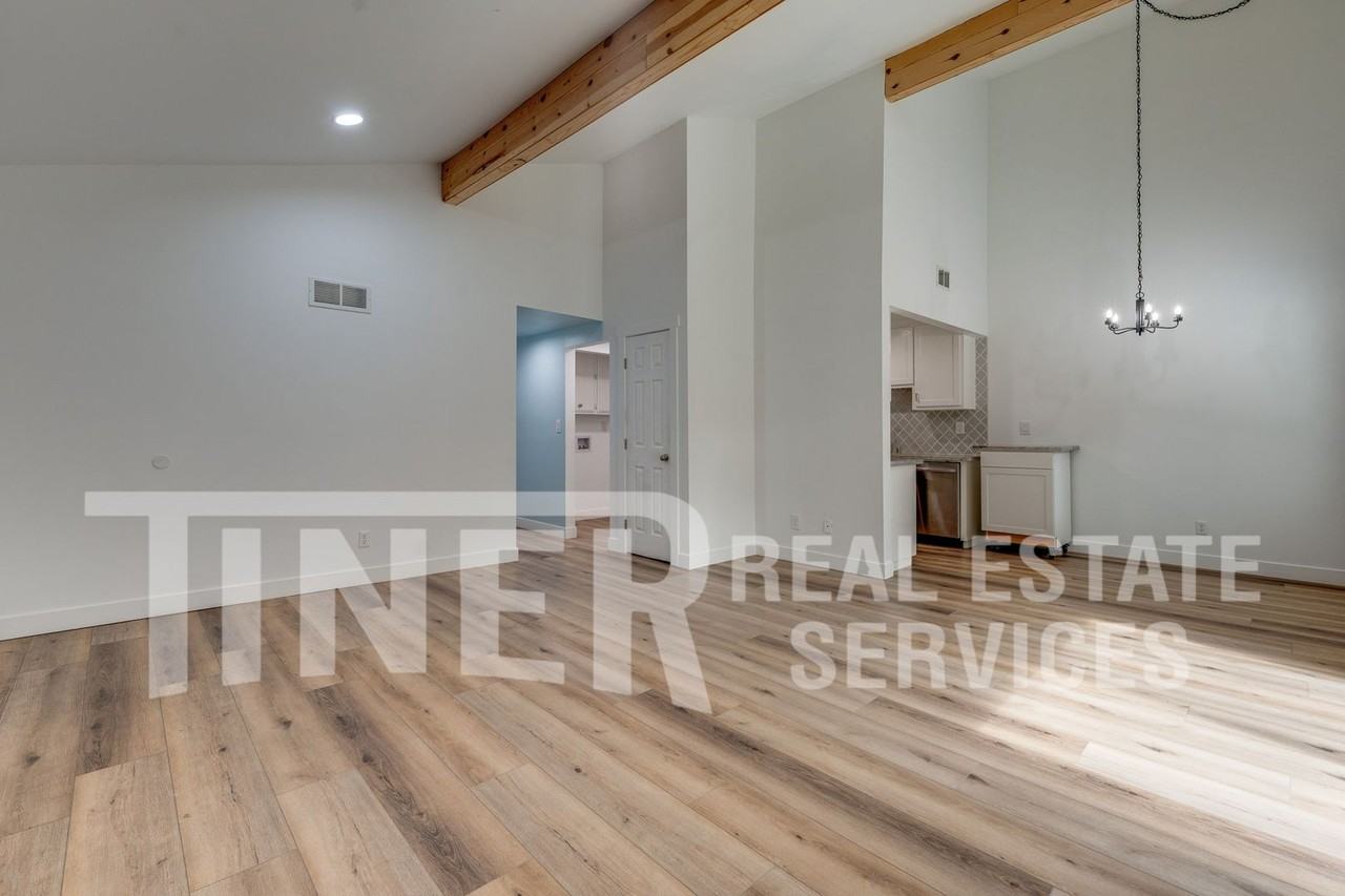 324 Bridge Pl - Photo 4 of 36