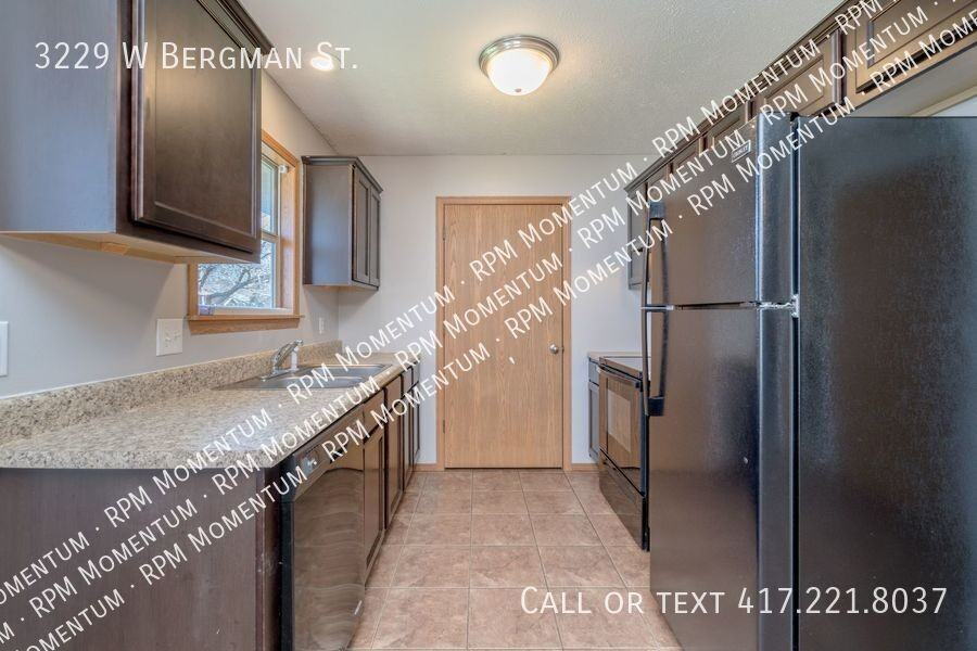 3229 W Bergman St - Photo 4 of 30