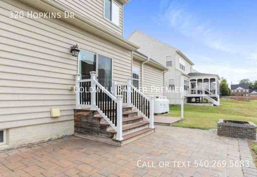 320 Hopkins Dr - Photo 4 of 24