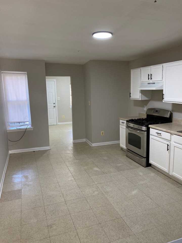 1716 Riggs Ave - Photo 5 of 13