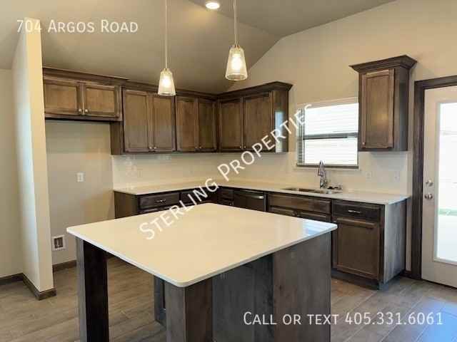 704 Argos Rd - Photo 7 of 37