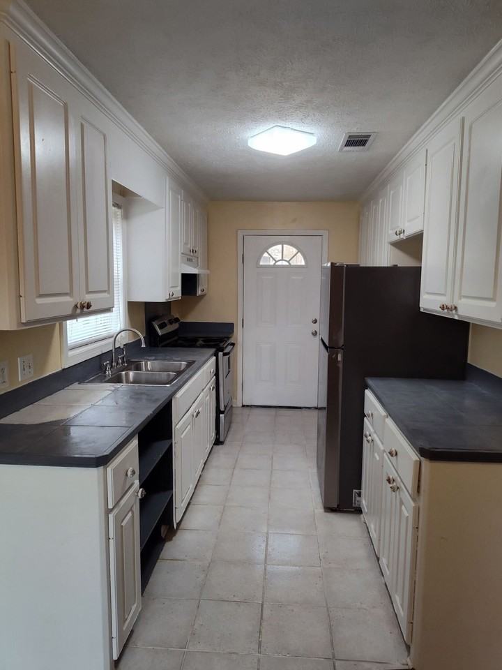 4080 Puckett Rd - Photo 4 of 8