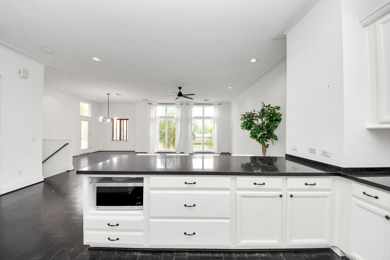 1014 Montrose Blvd #1014G - Photo 2 of 35