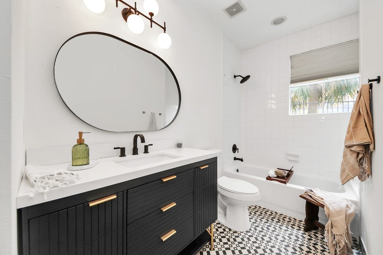 1014 Montrose Blvd #1014G - Photo 3 of 35