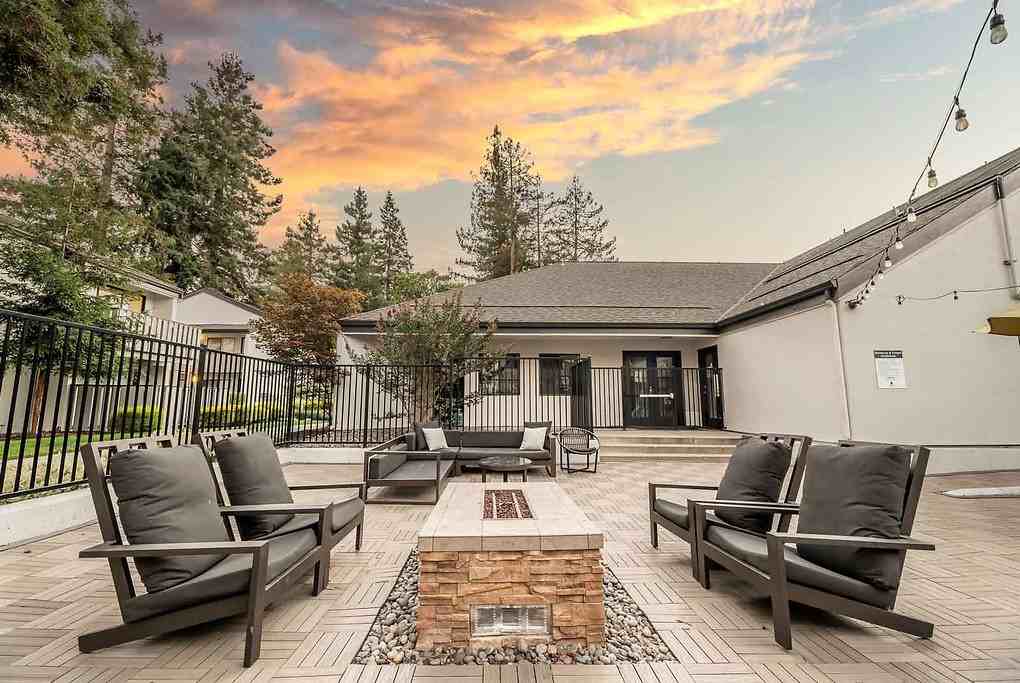 Riley Square - Photo 5 of 33