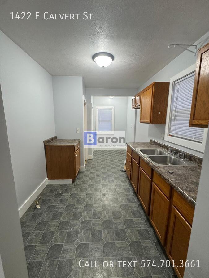 1422 E Calvert St - Photo 2 of 8