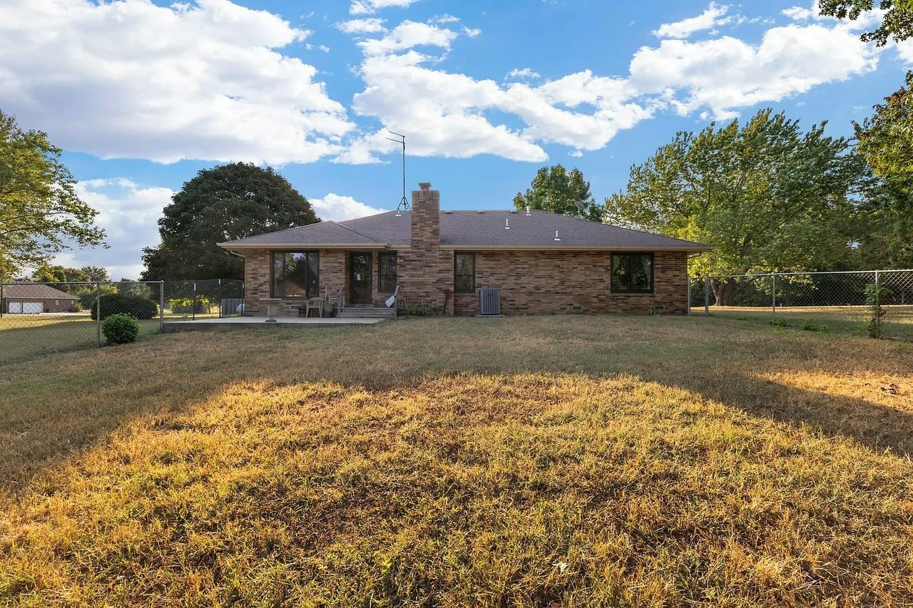 8430 North Oaklawn Drive - Photo 2 of 12