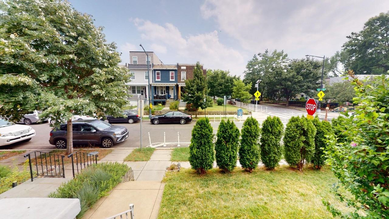 1700 D St Se #1 - Photo 3 of 48