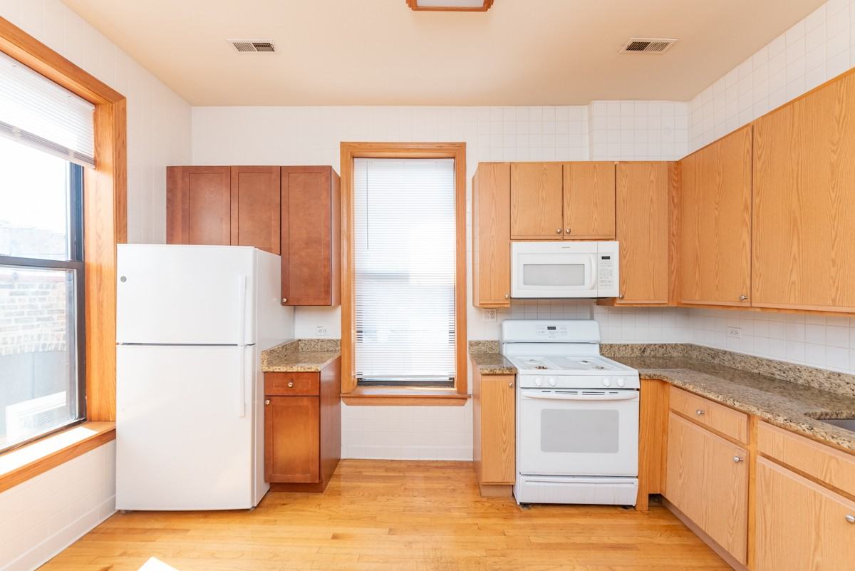 2043 N Sheffield Ave #2R - Photo 4 of 12