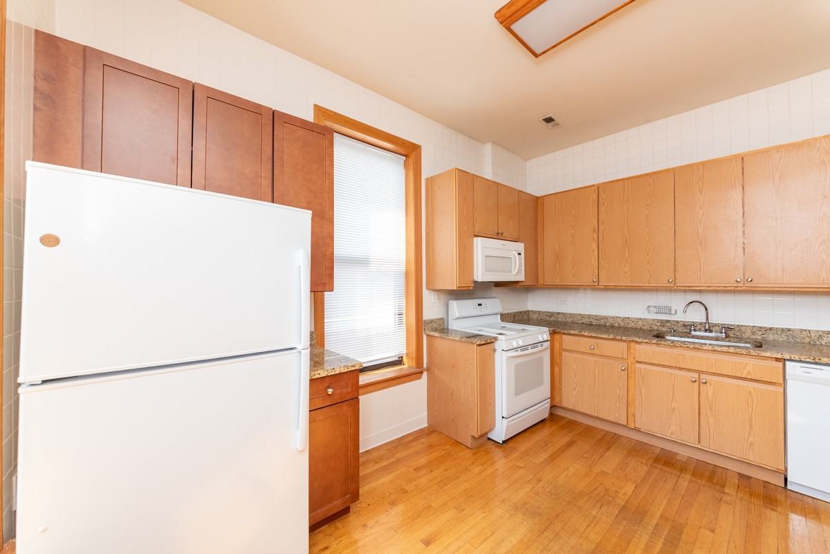 2043 N Sheffield Ave #2R - Photo 7 of 12