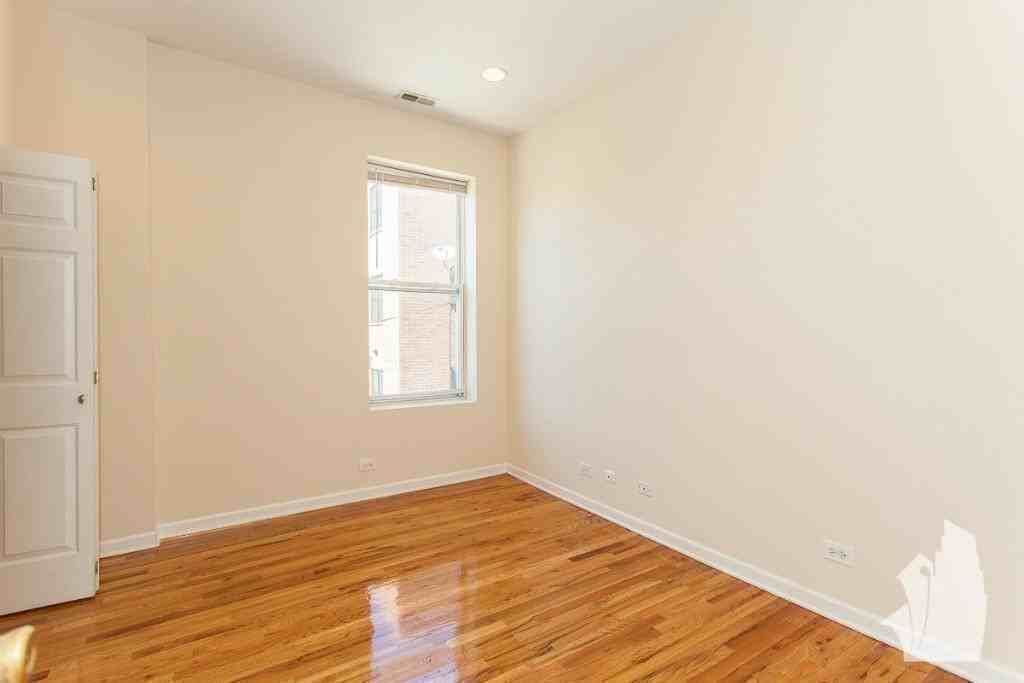 2450 N Southport Ave #104 - Photo 5 of 9