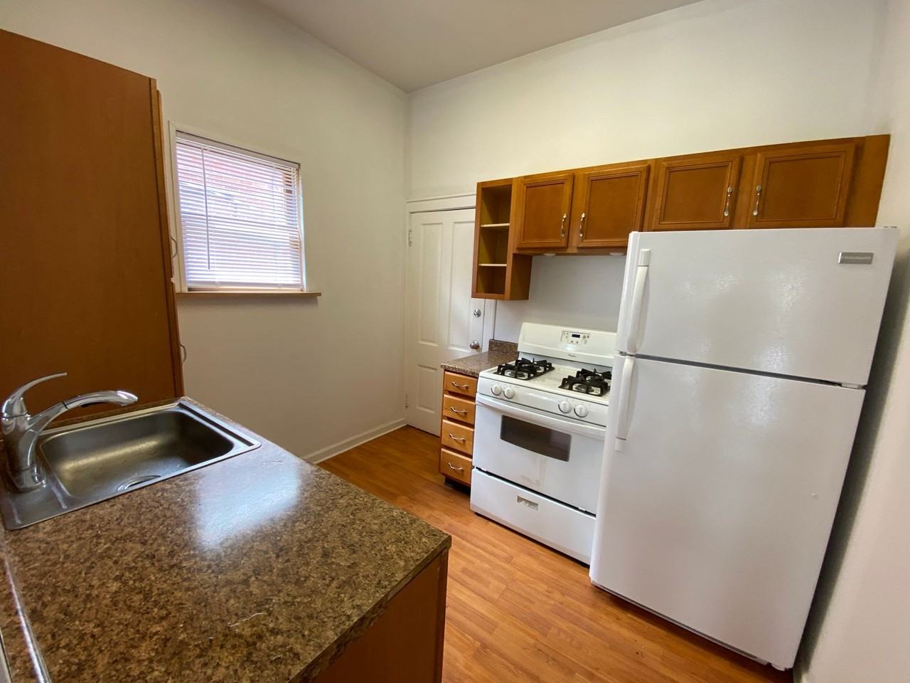 E Woodruff Ave 66-68 RGI - Photo 4 of 25