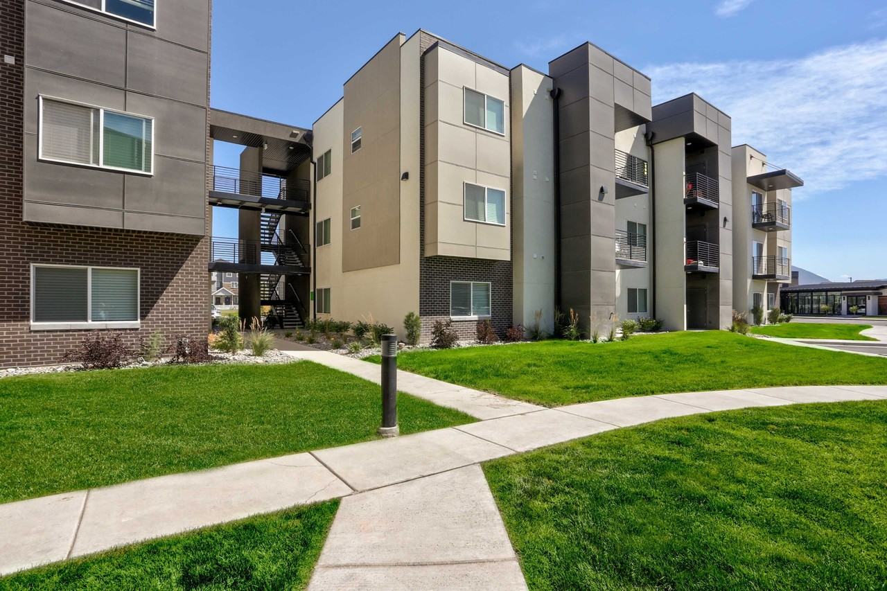 Vine Bldg 10: Unit 211 Type 2: Standard - Photo 4 of 15