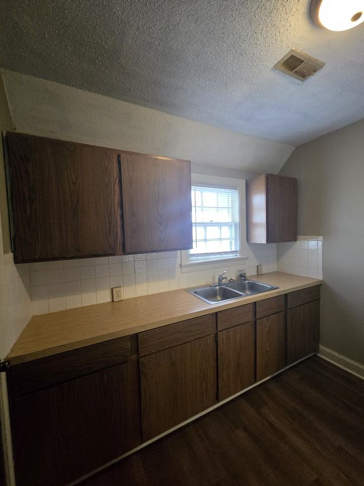 934 North Broadway - Photo 7 of 17