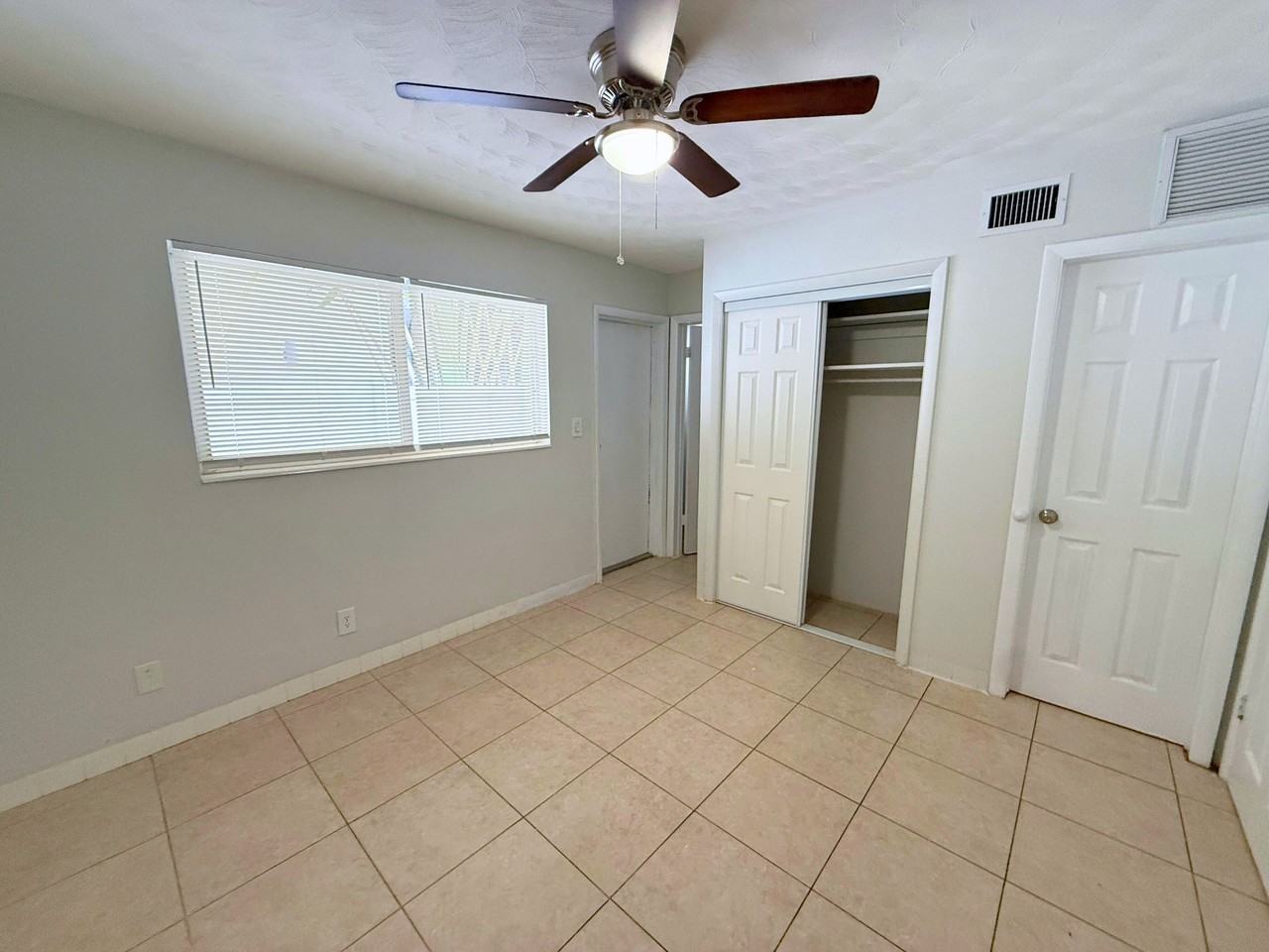 824 Northeast 17th Terrace - Photo 6 of 14