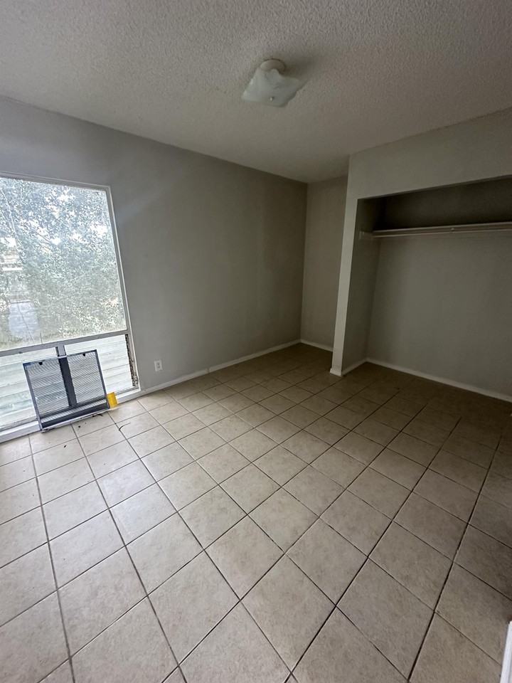 142 Lakeview Circle - Photo 2 of 5