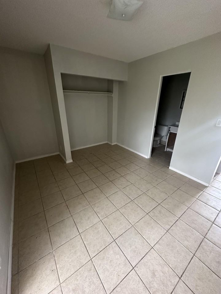 142 Lakeview Circle - Photo 3 of 5