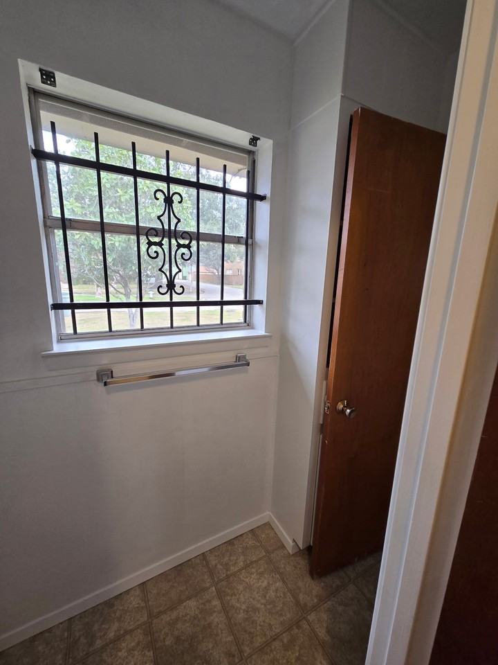 2505 Pecos Street - Photo 4 of 22