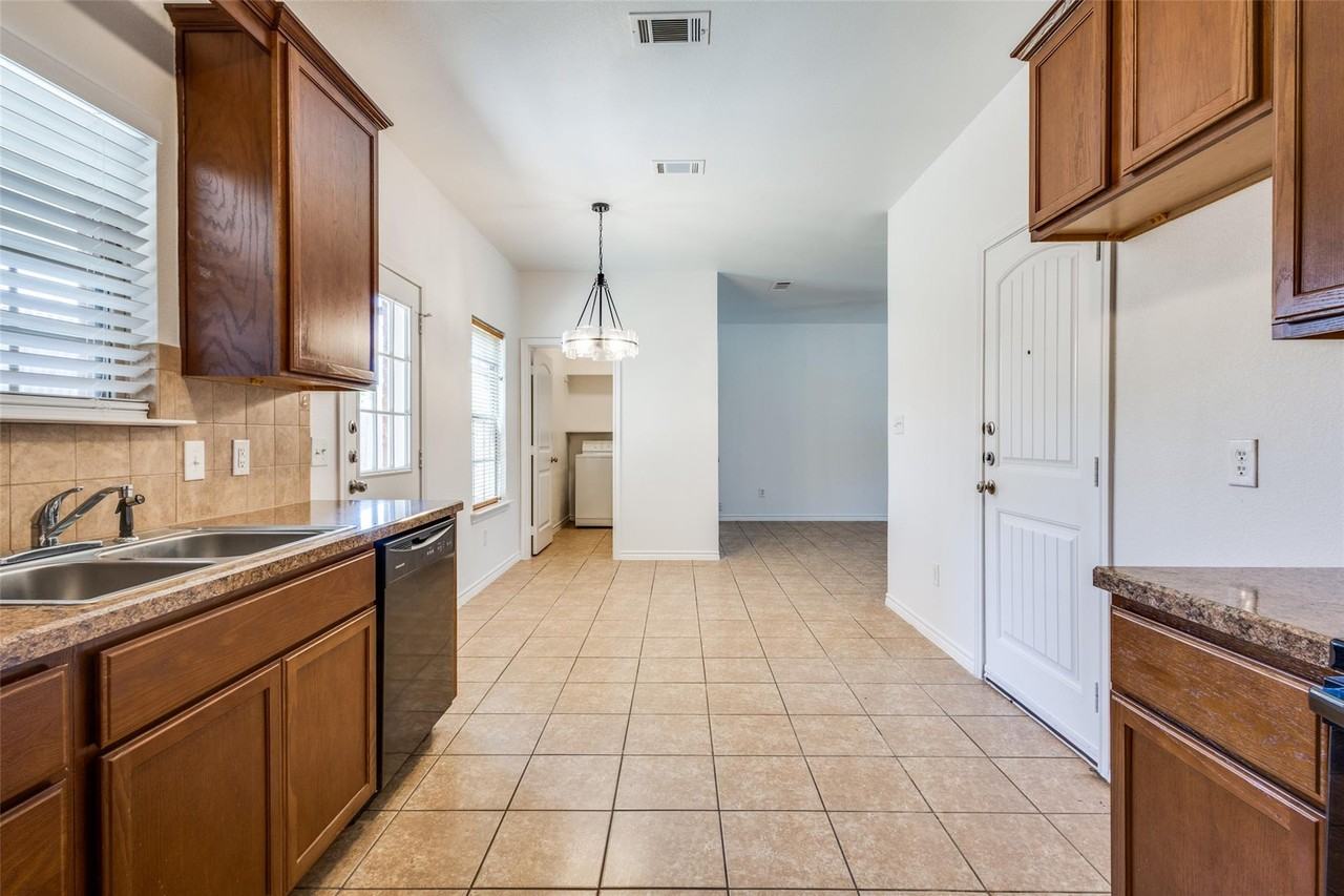 1001 E College St #1 - Photo 3 of 11