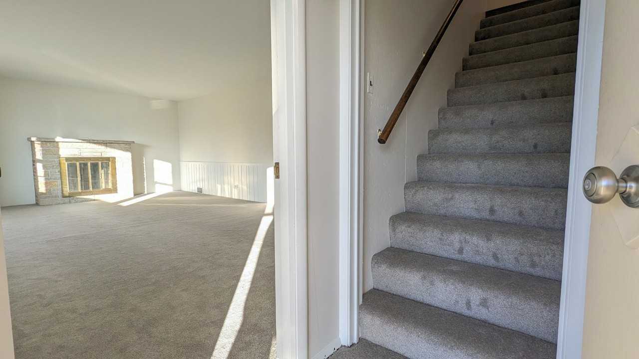 917 S Summit St #1 - Photo 3 of 18