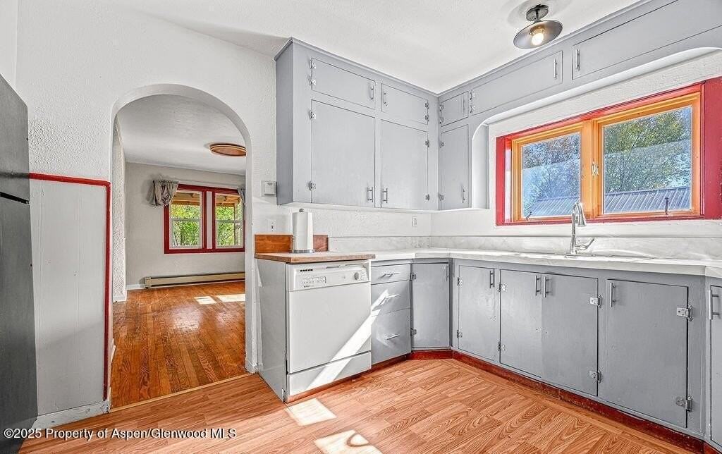 866 Barclay St - Photo 3 of 45