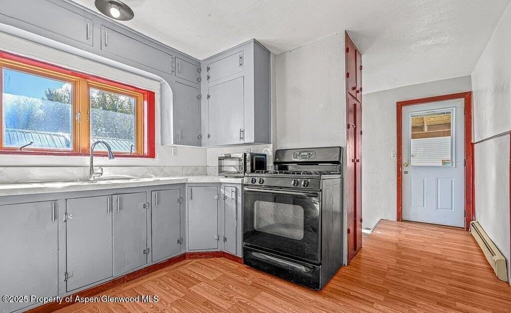 866 Barclay St - Photo 4 of 45