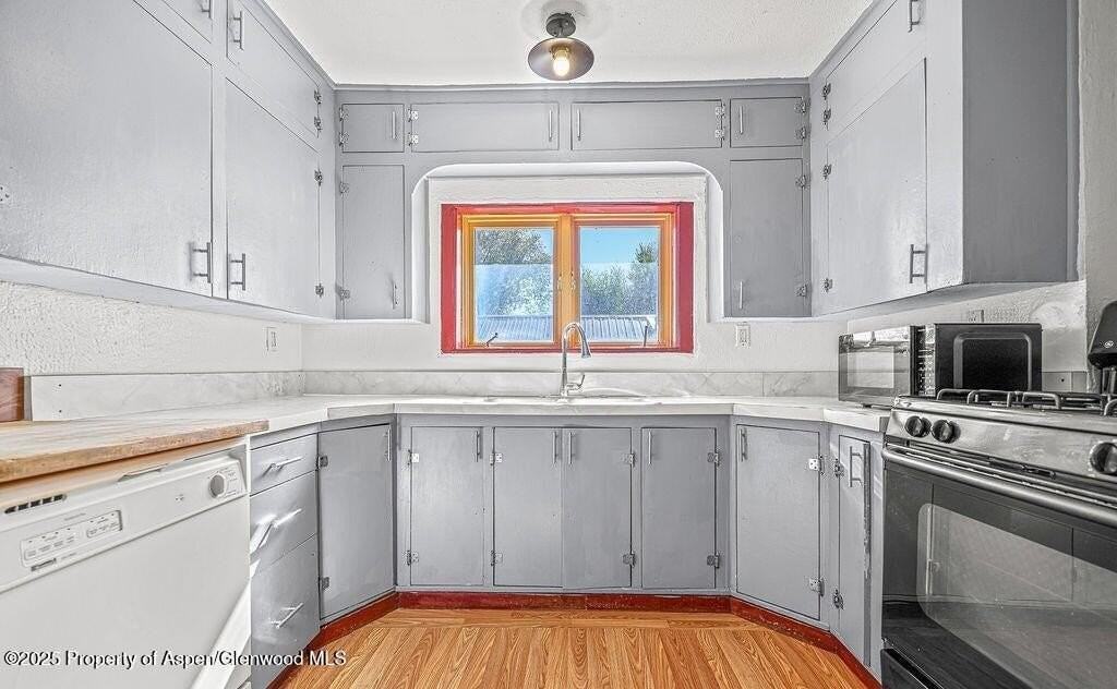 866 Barclay St - Photo 5 of 45