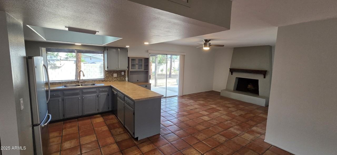 15635 N 21st St - Photo 3 of 12