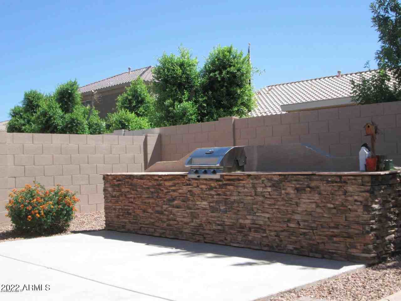 351 N Cottonwood St - Photo 4 of 33