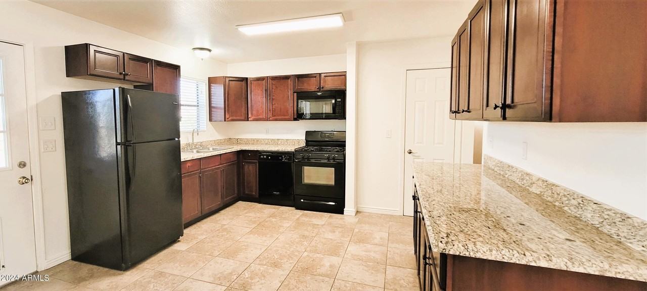 220 S Paloma - Photo 5 of 18