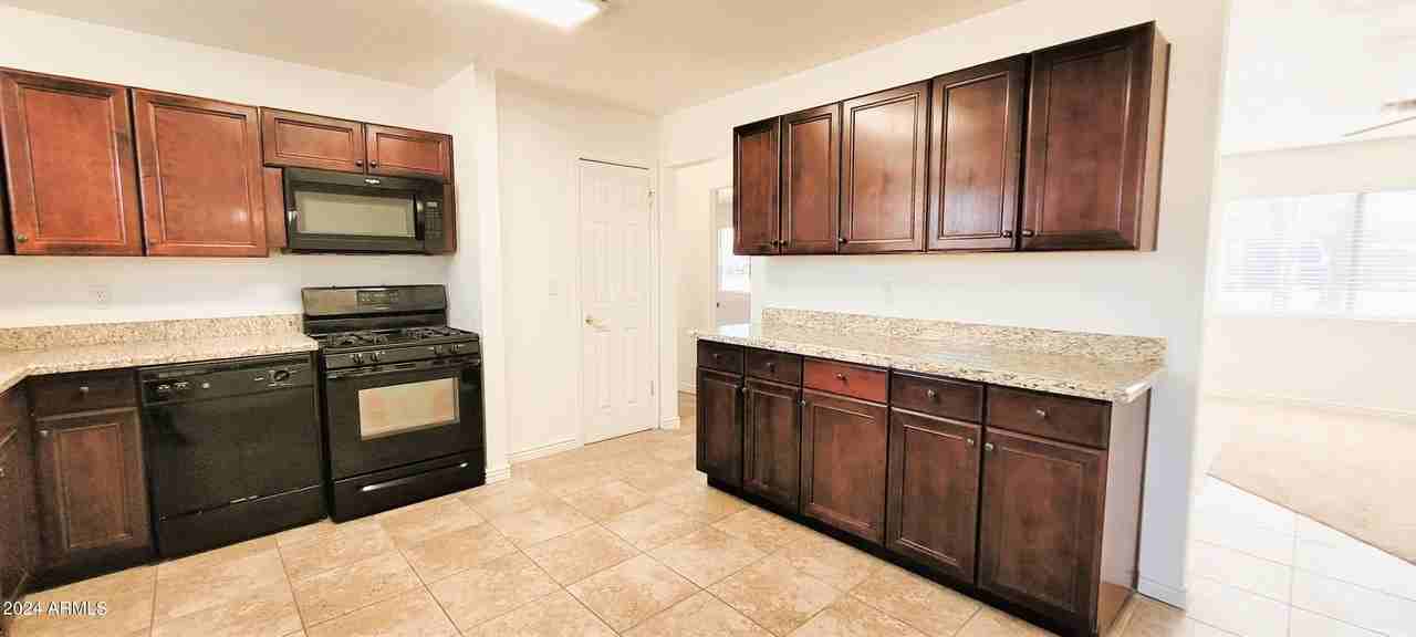 220 S Paloma - Photo 6 of 18