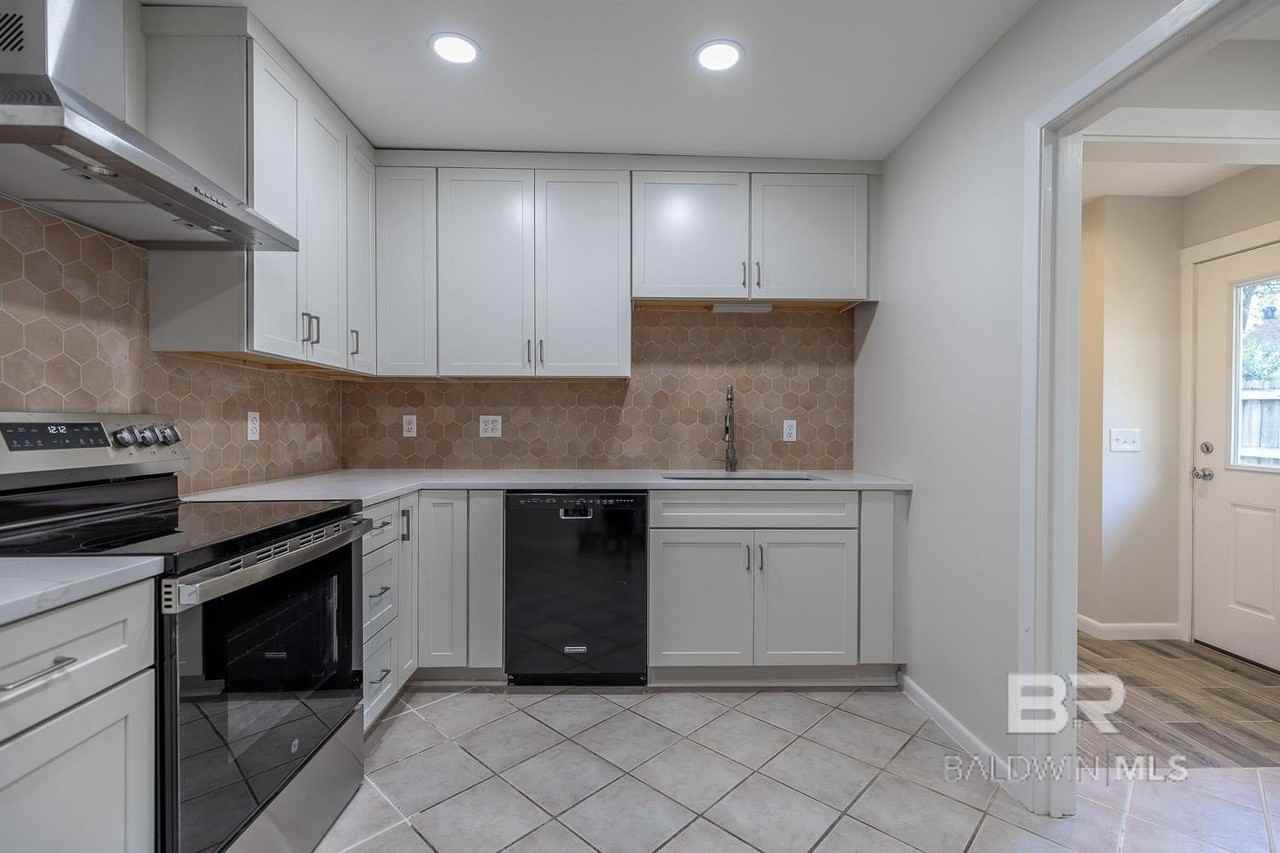 558 Bellangee Ave - Photo 5 of 19