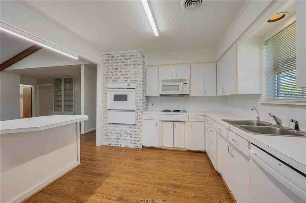 3802 Sunnybrook Ln - Photo 5 of 37