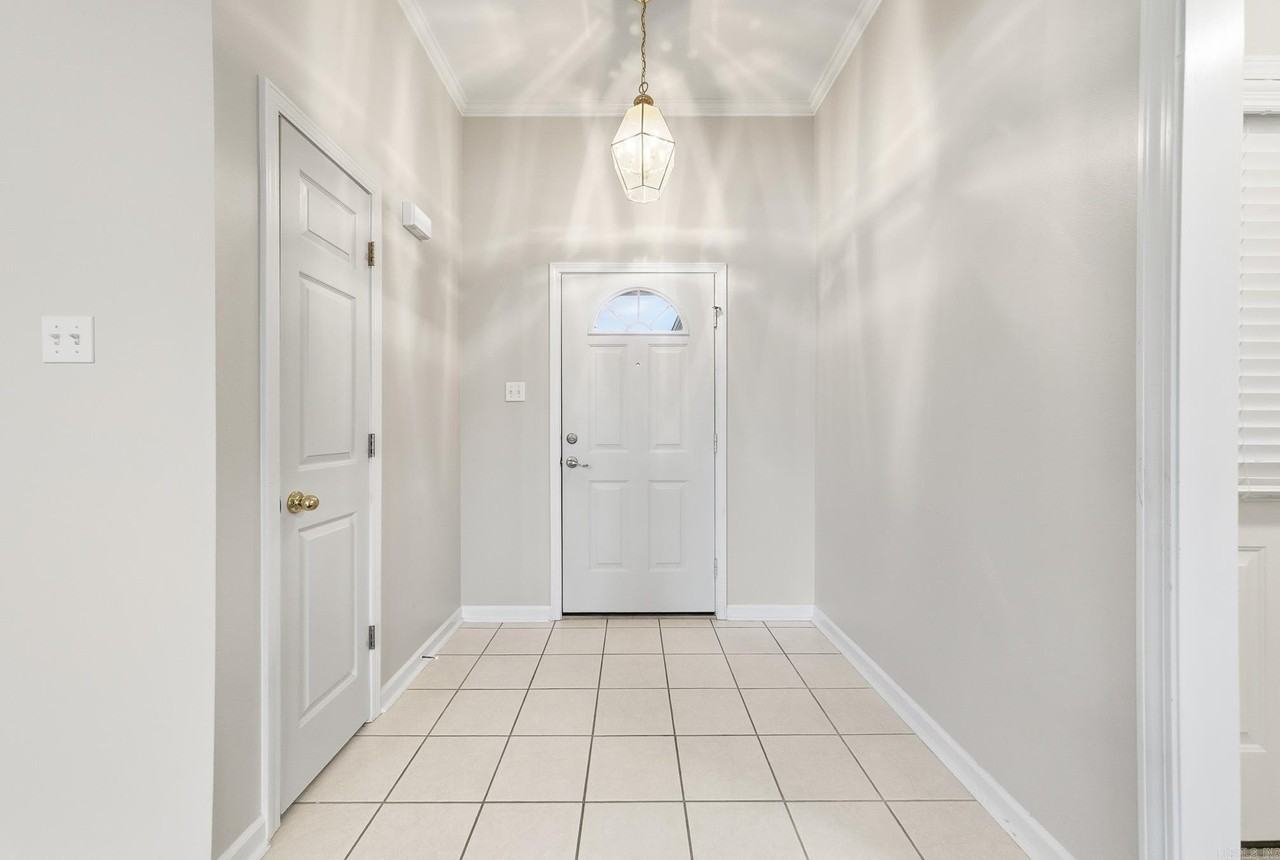 303 Dakota Dr - Photo 3 of 34