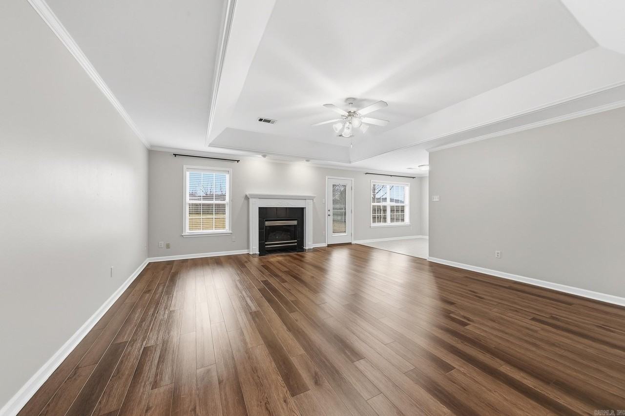 303 Dakota Dr - Photo 4 of 34