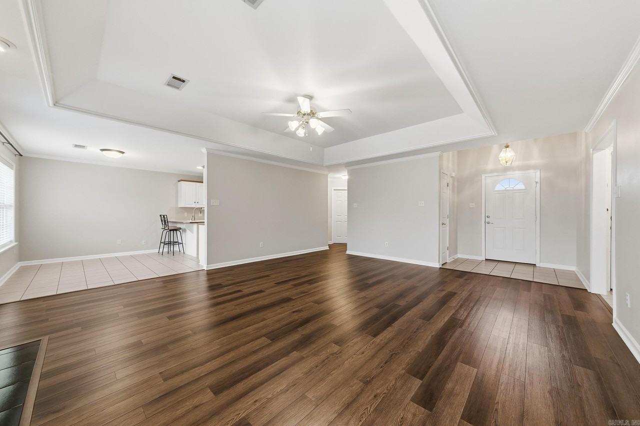 303 Dakota Dr - Photo 5 of 34