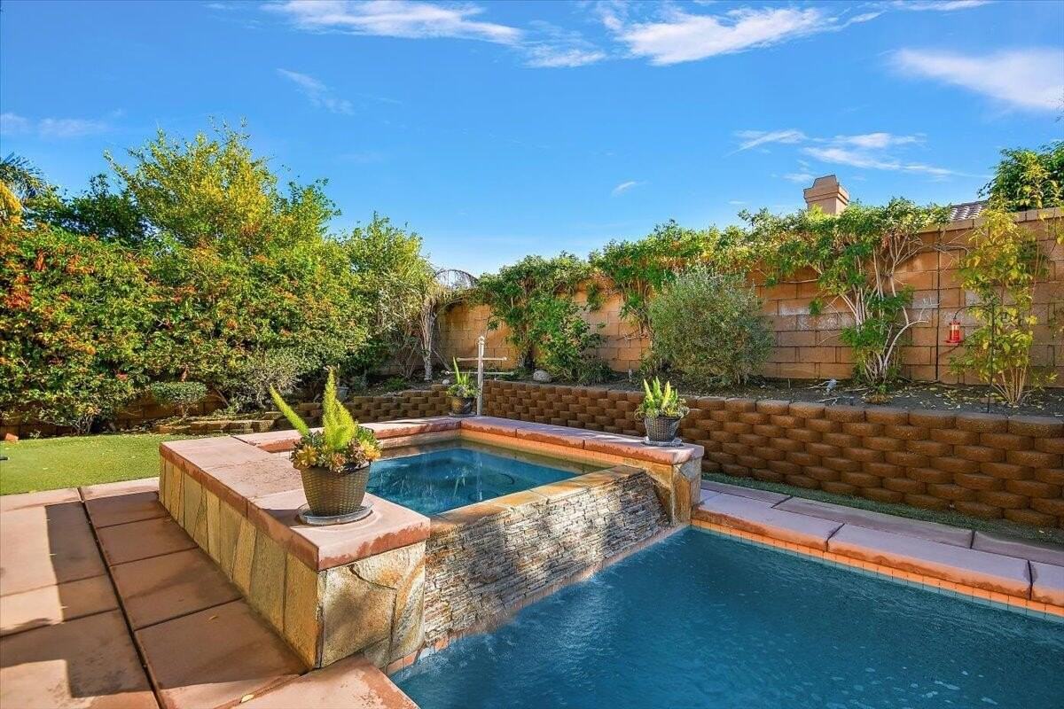 80215 Queensboro Dr - Photo 3 of 43