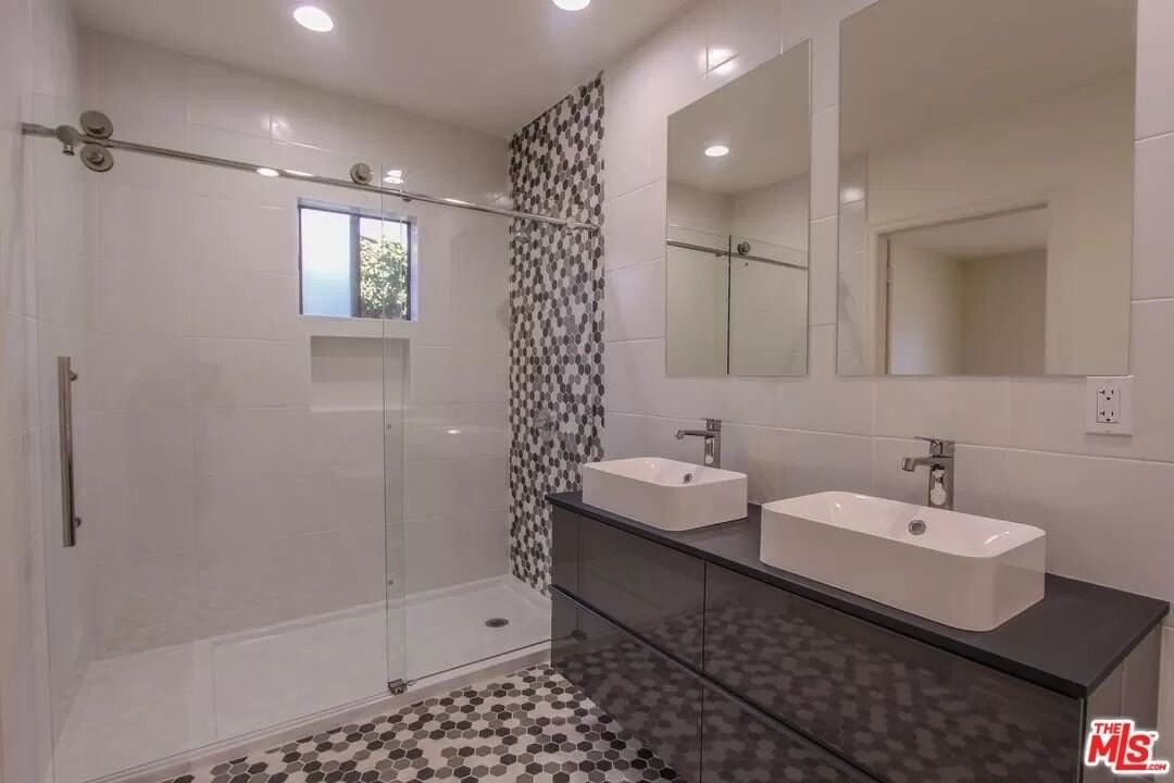 7701 Norton Ave - Photo 5 of 23