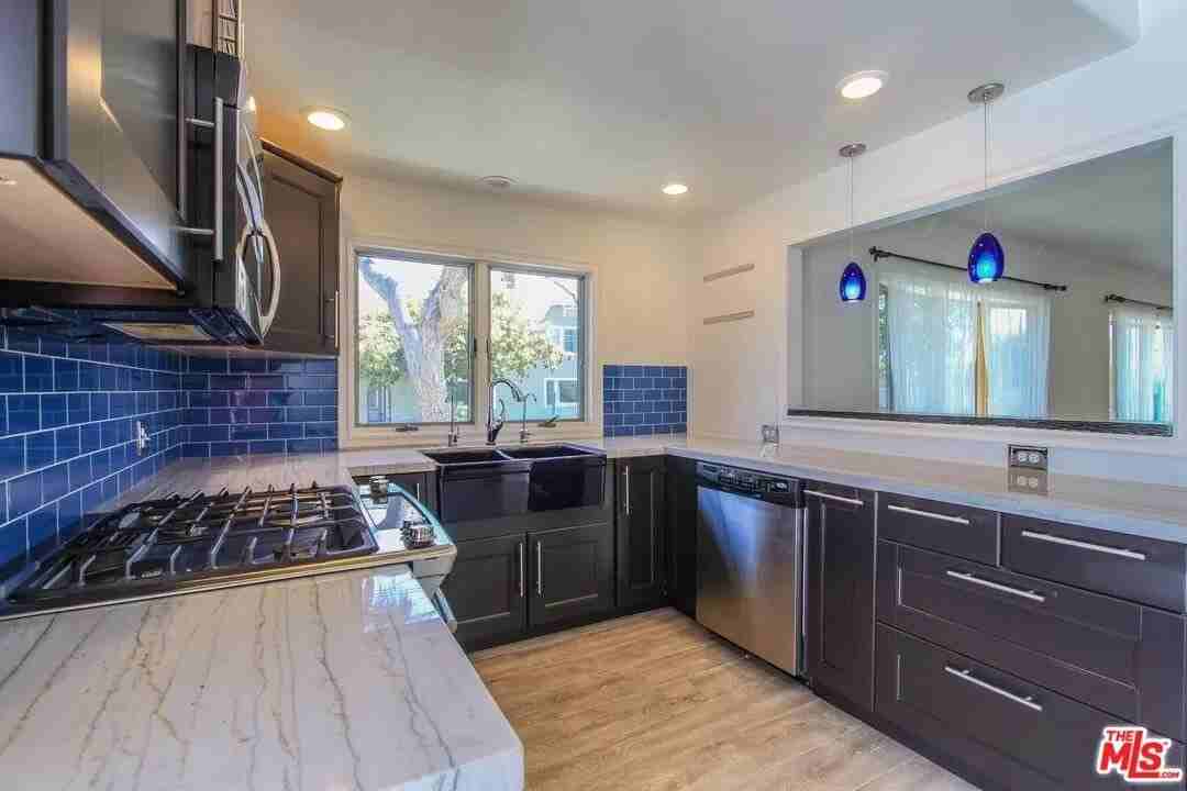 7701 Norton Ave - Photo 6 of 23