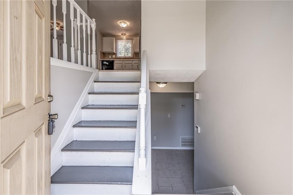 2407 Redfield Dr - Photo 7 of 37