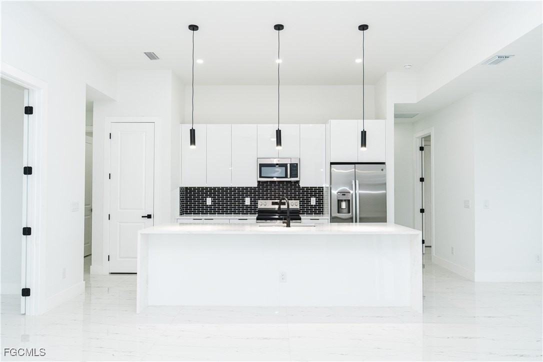 903 Ne 23rd St - Photo 3 of 28