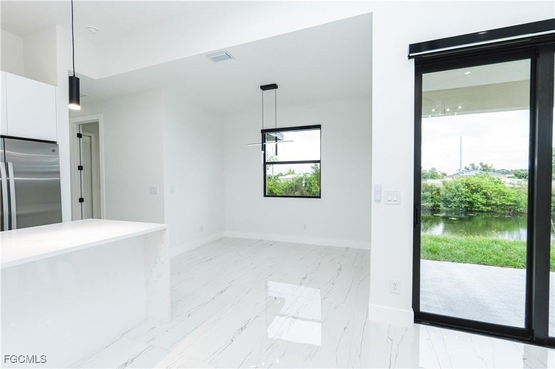 903 Ne 23rd St - Photo 4 of 28