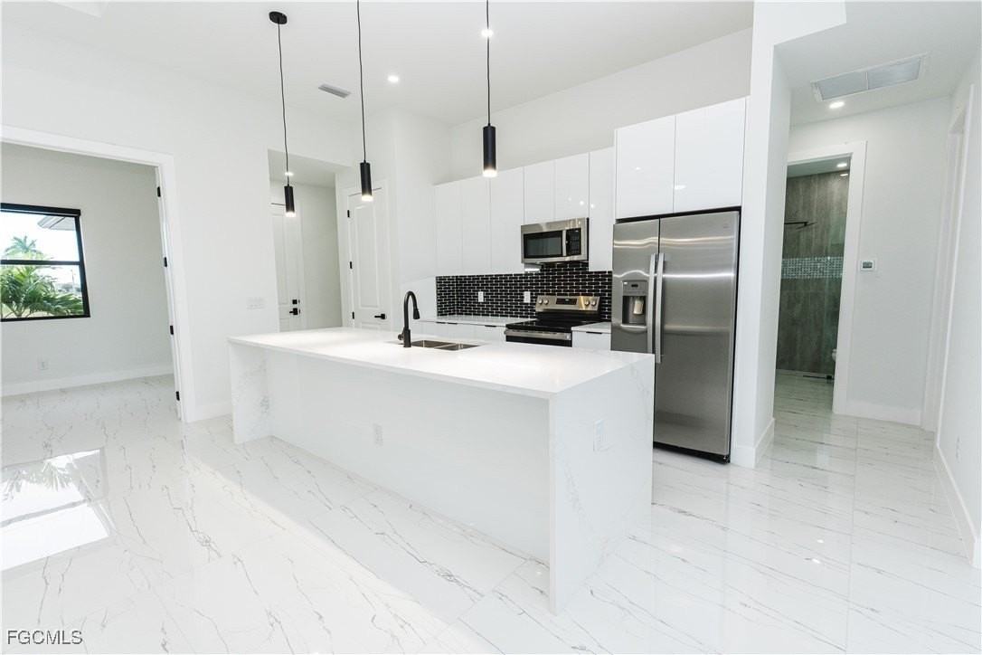 903 Ne 23rd St - Photo 6 of 28