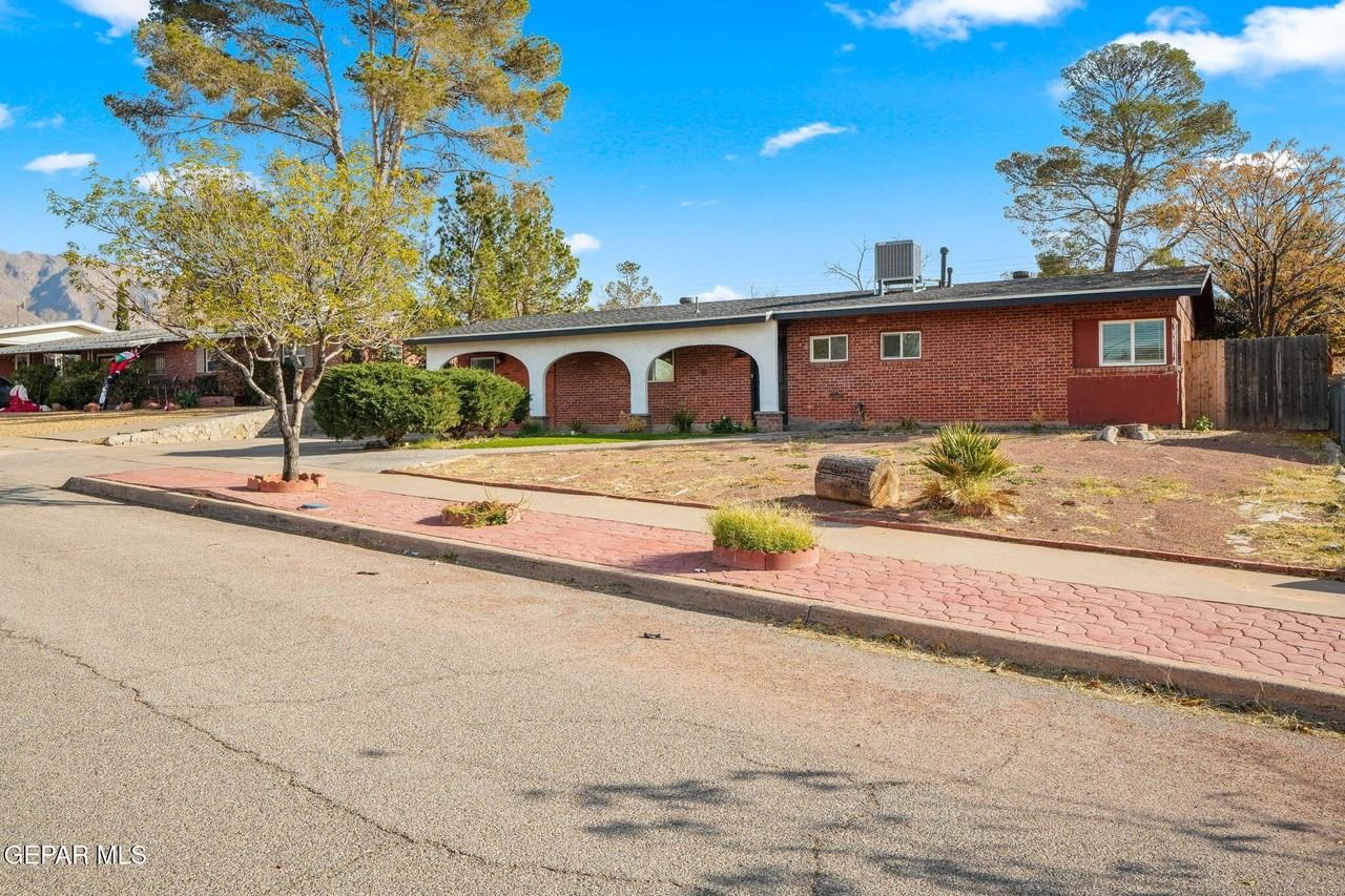 317 Olivia Cir - Photo 2 of 39