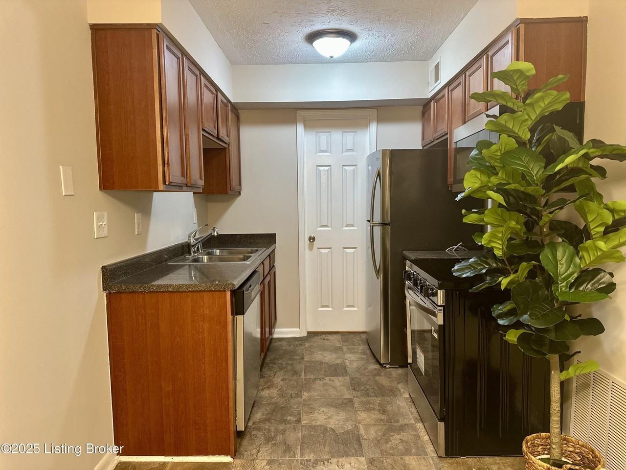 219 Middletown Sq - Photo 4 of 21